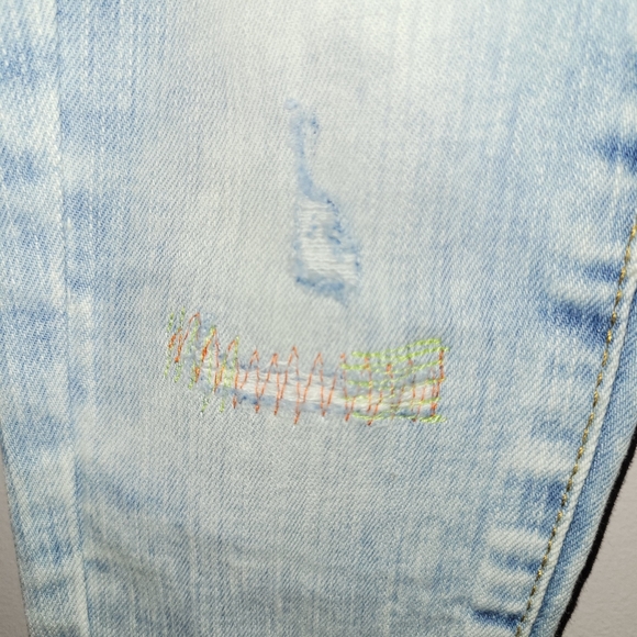🆕️ GUESS Acid Wash Distressed Skinny Fit Light Denim Jeans W/Patches Toddlers 3 - Picture 3 of 7